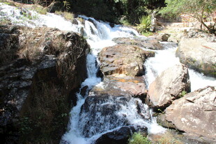 越南山间瀑布流水景观