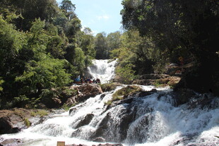 越南山间瀑布溪流自然美景