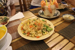 美味海鲜炒饭等佳肴上桌