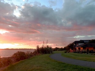 日落时分的海滨美景