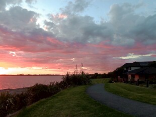 黄昏时的乡村小路美景