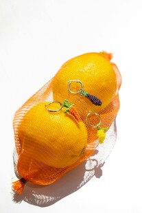 网袋中的新鲜黄色柠檬