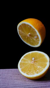 空中悬浮的两半新鲜橙子