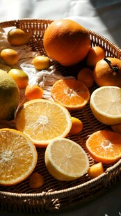 果篮中的多彩柑橘类水果