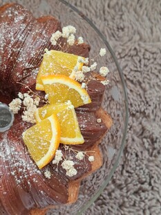 巧克力蛋糕配柠檬片装饰