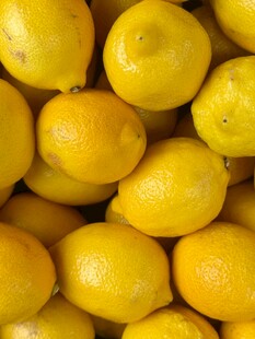 一堆鲜黄饱满的柠檬