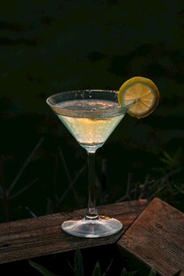 木桌上的柠檬片马天尼