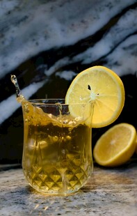 柠檬入酒溅起美妙瞬间