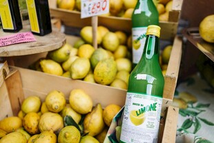 货架上的柠檬与柠檬味饮品