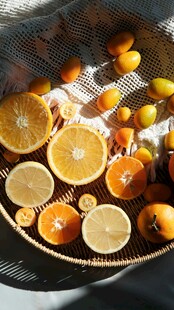 篮子里的多样柑橘类水果