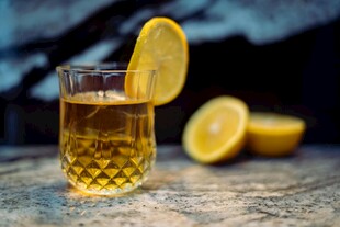 玻璃杯中的柠檬茶