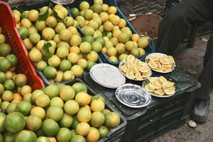 街头水果摊的丰富水果