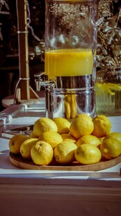 鲜榨橙汁配柠檬水果组合