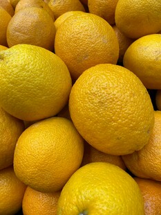 一堆饱满的新鲜橙子