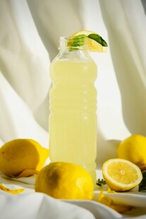 清新柠檬饮品与鲜果