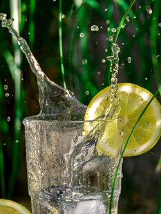 柠檬入水溅起晶莹水花