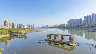 河畔古桥与现代城市风光
