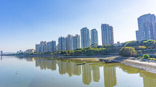 河畔高楼林立的城市风光