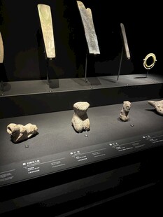 三星堆石跪坐人像