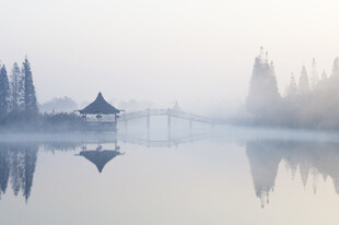 雾中湖畔亭景