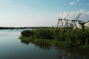 河畔风车景观