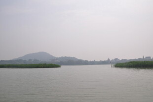 宁静湖景与远处山峦