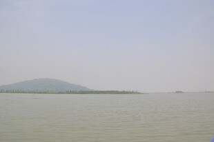 广阔水域与远处山峦