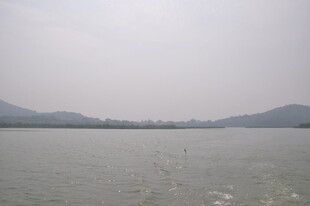 宁静湖面与远处山峦