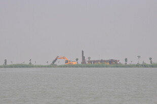 江边工业设施远景