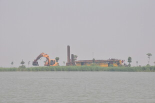 江边工厂设施远景