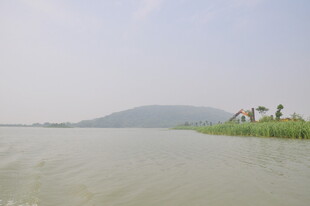湖畔风光 水草伴远山