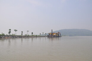 湖畔风景 水上设施与绿树