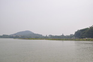湖畔远山景