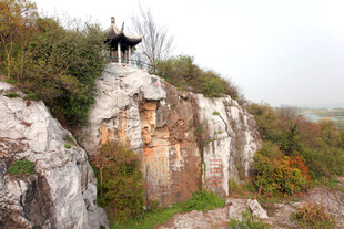 悬崖上的神秘建筑