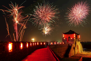 长城夜景烟花绚丽绽放