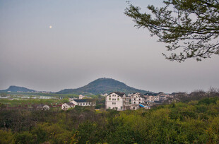 乡村山林间的宁静村落
