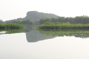 湖光山色中的静谧倒影