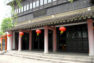 古宅门前红灯笼装点