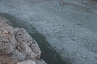 河边岩石与浅滩景象