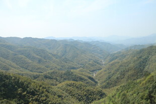 青山连绵的壮阔自然景观