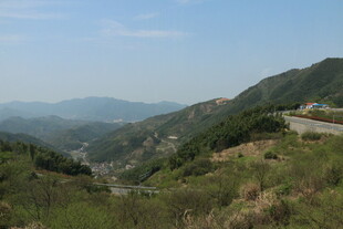 山间公路旁的秀丽风景