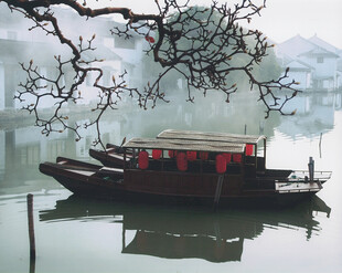 江南水乡乌篷船静泊画面