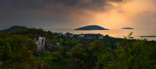 日落时分的山海壮丽景观