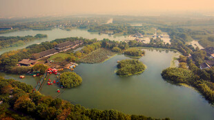 湖畔风光航拍图