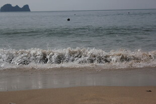 越南海浪拍打沙滩的美丽景象