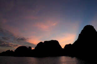 越南海上日落时的壮丽山峦