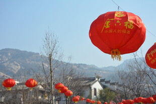 山间悬挂的喜庆红灯笼