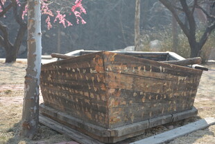 古老石制容器立于户外