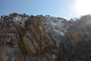 阳光下的嶙峋岩石