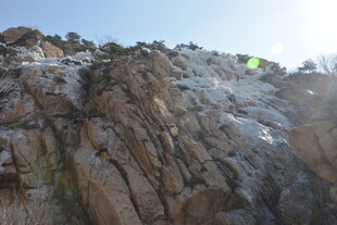 陡峭嶙峋的岩石山峰